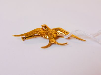 null Bird brooch in yellow gold (18 carats) with a fine pearl, l. 5,5 cm, 6 g ap...