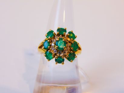 null Yellow gold (18K) ring set with emeralds and diamonds, hallmarked t. 53, approx....