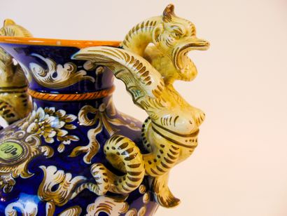 ITALIE Vase en balustre accosté de chimères ailées et coupe tripode de style Renaissance,...
