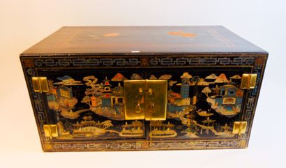 CHINE Cabinet-chest with two doors, 20th century, lacquered wood with polychrome...