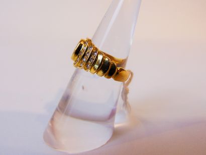 null Bague en or jaune (18 carats) sertie d'un saphir ovale épaulé de petits diamants,...