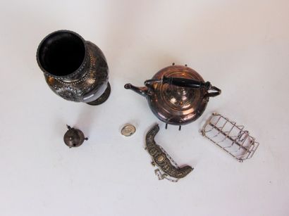 null Lot d'argenterie (métal argenté et argent), six pièces (vase Belle Époque, bouilloire...