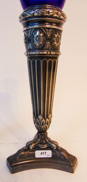 MINERVA Paire de vases de style Louis XVI, XXe, métal argenté, doublures en verre...