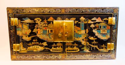 CHINE Coffre-cabinet ouvrant par deux vantaux, XXe, bois laqué à décor polychrome,...