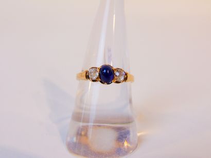 null Yellow gold ring (18 carats) set with an oval cabochon sapphire and two diamonds,...