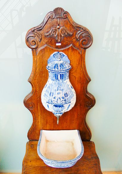 DELFT Fontaine d'applique à décor en camaïeu bleu dit au paon, XIXe, faïence stannifère...