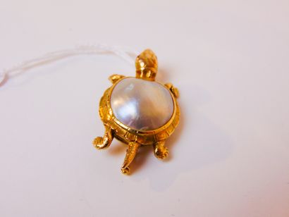 null Rare yellow gold (14 carats) turtle brooch set with a baroque half pearl, l....