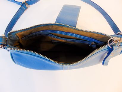 COACH - NYC Leather shoulder bag, l. 26,5 cm [wear and tear].