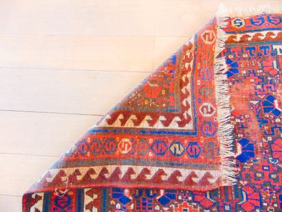 null Tapis persan de style Nahavand à motifs géométriques polychromes sur champ capucin...