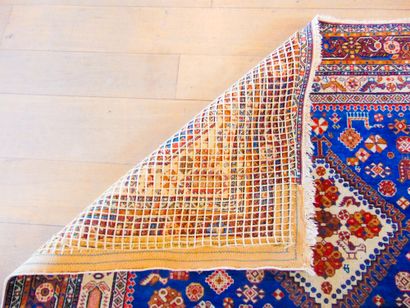 null Tapis persan de style Ghashghaï à triple médaillon et motifs stylisés polychromes...
