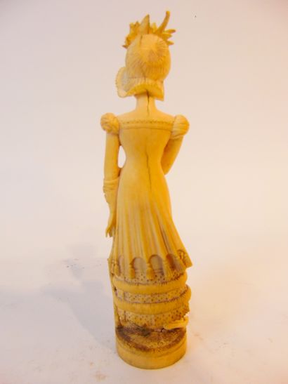 Dieppe "Elegant", 19th century, finely carved ivory subject, h. 16 cm [cracks].