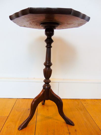 null Two small English tripod pedestal tables, 20th century, mahogany stained wood,...