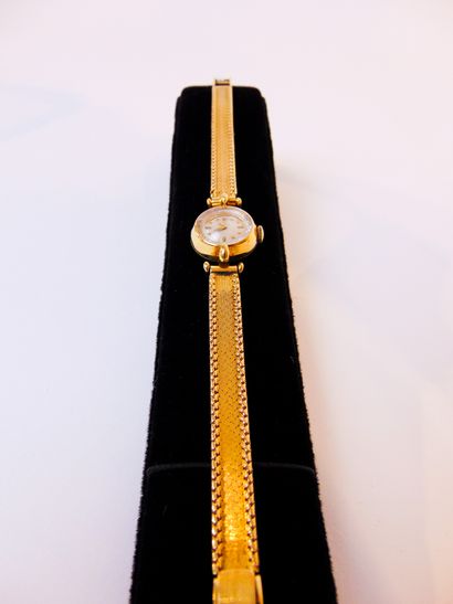 OMEGA Ladies' wristwatch in yellow gold (18 carats) with facetted bezel, hallmarked,...