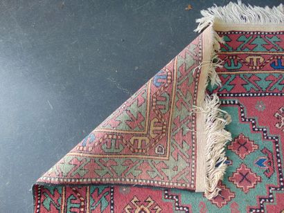 null Petit tapis caucasien de style Kazak à motifs géométriques polychromes sur champ...