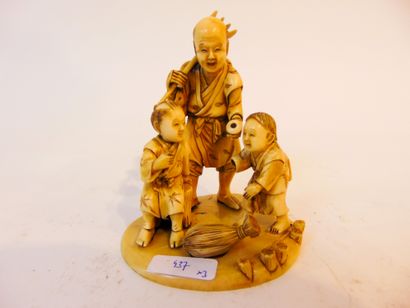 JAPON Trois okimonos (dont deux petits groupes), ères Taishō-Shōwa / début XXe, ivoire...