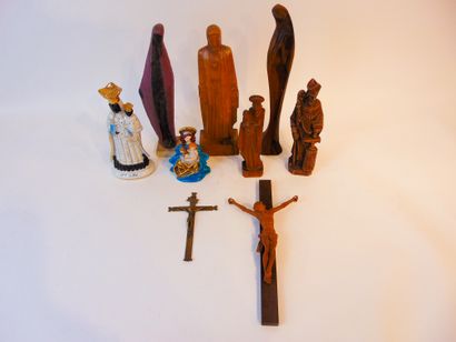 null Lot of religious subjects, mainly carved wood and glazed ceramic, nine pieces...