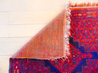 null Tapis persan de style Nahavand à motifs géométriques polychromes sur champ capucin...