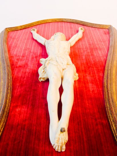 null Crucifix d'applique, XIXe, ivoire sculpté monté sur fond de velours dans un...