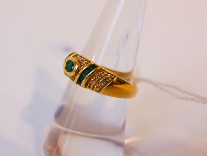 null Yellow gold (18 carats) ring set with emeralds (one oval in the center) on a...