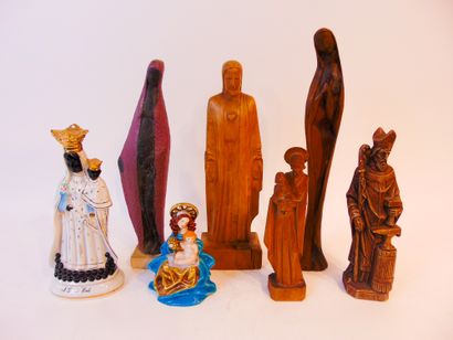 null Lot de sujets religieux principalement en bois sculpté et céramique émaillée,...