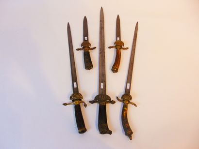 null Bel ensemble de cinq dagues de chasse, XIXe, acier, laiton et bois de cervidé,...