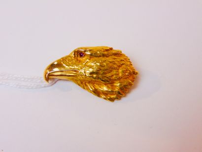 null Brooch with eagle's head in chased yellow gold (18 carats), l. 4 cm, 15 g a...