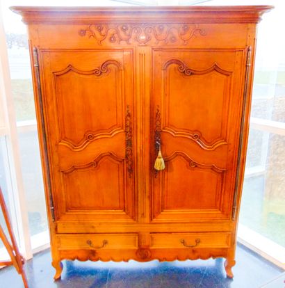 null Armoire provençale de style Louis XV ouvrant par deux vantaux et deux tirois,...