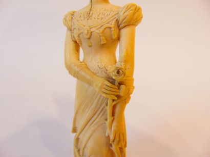 Dieppe "Élégante", XIXe, sujet en ivoire finement sculpté, h. 16 cm [fentes].