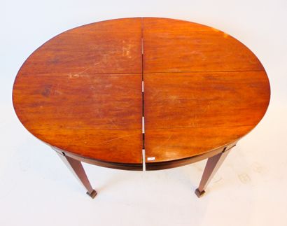 null Table ovale de style Directoire, XIXe, bois et placage d'acajou, 74,5x115,5x90...