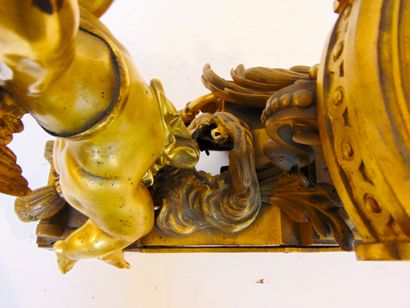 null Monumentale pendule d'époque Napoléon III aux amours, fin XIXe, métal doré à...