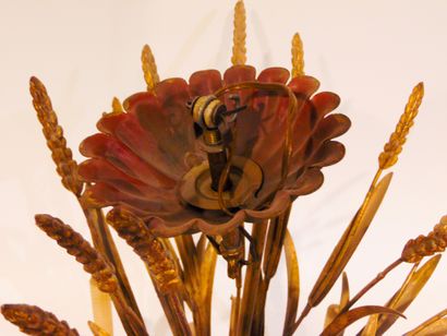null A wheat sheaf chandelier with four arms and eight lights, 20th century, gilt...