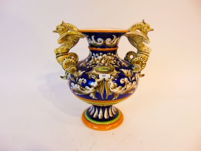 ITALIE Vase en balustre accosté de chimères ailées et coupe tripode de style Renaissance,...