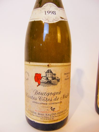BOURGOGNE Rouge et blanc, cinq bouteilles :

- (HAUTES-CÔTES-DE-BEAUNE), rouge, Domaine...