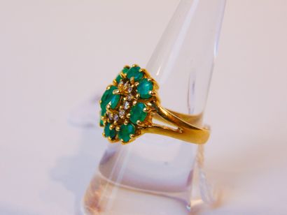 null Yellow gold (18K) ring set with emeralds and diamonds, hallmarked t. 53, approx....