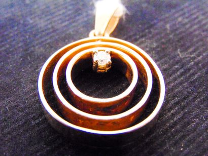 null Contemporary pendant with concentric circles in yellow gold (18 carats) set...