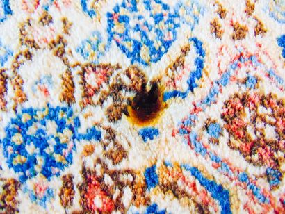 null Grand tapis persan de style Moud à semis de motifs stylisés sur champ ivoire,...