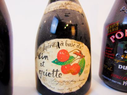 null Varia de spiritueux, dix bouteilles (Cinzano, crème de cassis de Gevrey-Chambertin,...