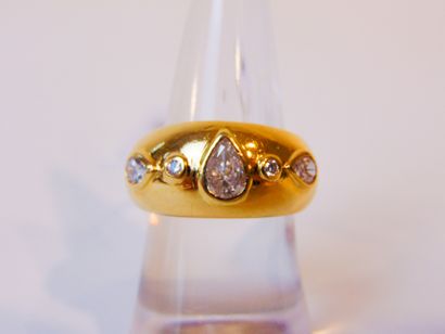 null Bague-jonc en or jaune (18 carats) sertie de cinq diamants (dont trois en goutte),...