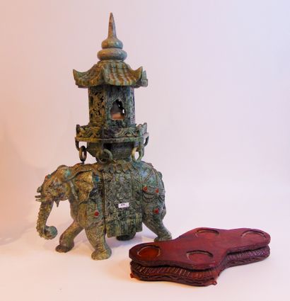 CHINE Fausse paire de brûle-parfums en éléphant processionnel supportant une pagode...