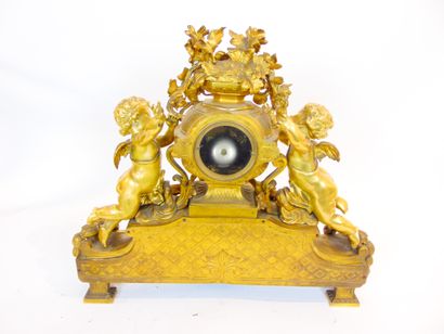 null Monumentale pendule d'époque Napoléon III aux amours, fin XIXe, métal doré à...
