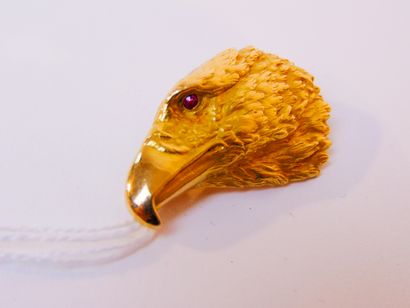 null Broche tête d'aigle en or jaune (18 carats) ciselé, l. 4 cm, 15 g env.