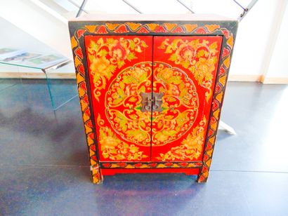 CHINE Small cabinet with two doors, 20th century, lacquered wood with polychrome...