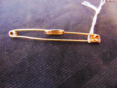 null Yellow gold (18 carats) barrette set with a halo of diamonds, l. 7 cm, 5 g ...