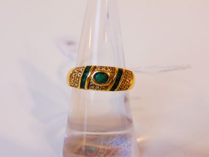 null Yellow gold (18 carats) ring set with emeralds (one oval in the center) on a...