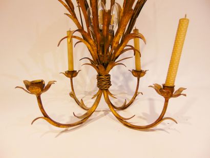 null A wheat sheaf chandelier with four arms and eight lights, 20th century, gilt...