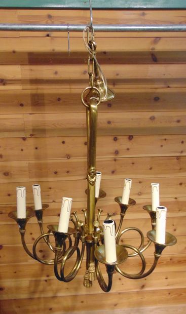 null Lustre de style Louis XVI aux cors de chasse à huit bras de lumière, XXe, métal...