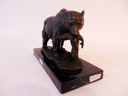 ECOLE FRANCAISE "Bear with fish", 20th century, patinated bronze proof, marble counter-shell,...