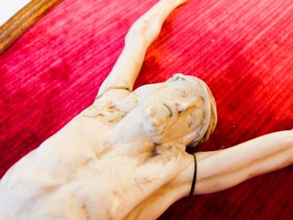 null Crucifix d'applique, XIXe, ivoire sculpté monté sur fond de velours dans un...