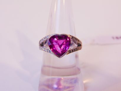 null Ring in white gold (18 carats) set with a cordial pink gemstone and diamonds,...