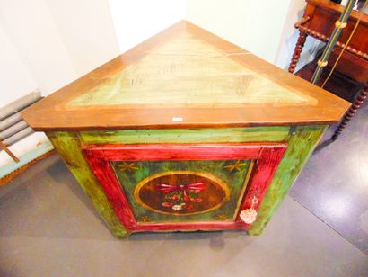 null Corner cabinet with one door, 20th century, lacquered wood with flowered medallion...